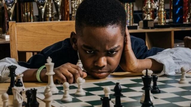 Бездомникът, който размазва богаташите на шахмат