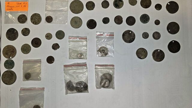 Стотици старинни монети глинени съдове и артефакти бяха конфискувани при