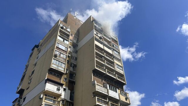 Пожар гори в апартамент в столичния квартал Дружба Запалилото се