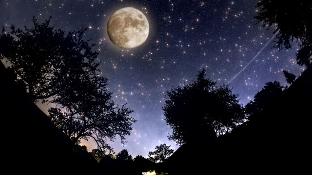 Пълнолунието през март наричано Червеева луна поради близостта си до