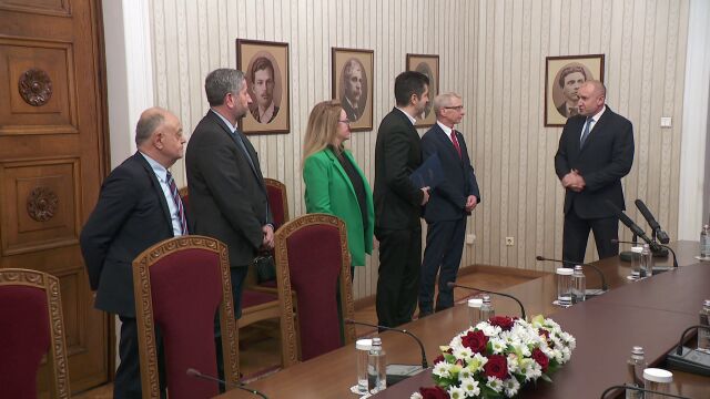 Продължаваме промяната Демократична България върнаха празен мандат на президента Румен Радев   Връщам
