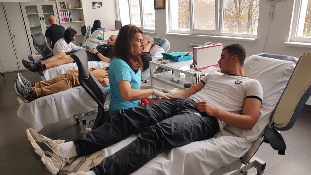 43 дванадесетокласници дадоха старт на кампания по кръводаряване в Бургас