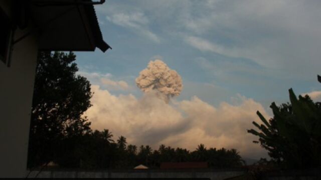 Вулканът Ибу в Индонезия отново се активира Изригването беше регистрирано