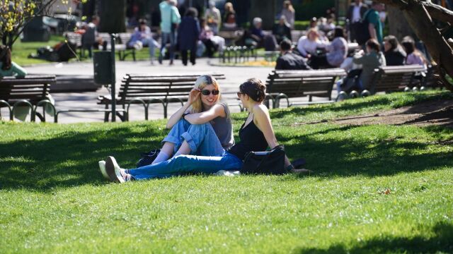 Чудесното слънчево време и високите температури напълниха парковете с хора Гледката