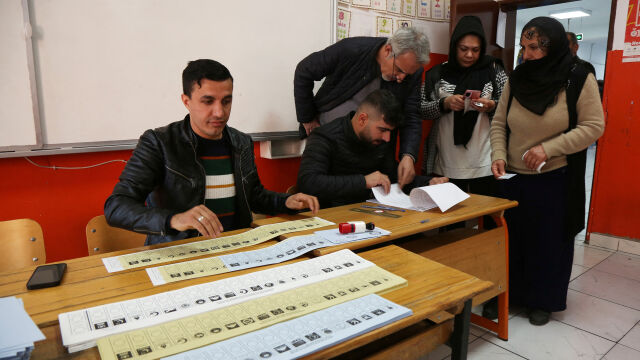 В Турция днес се провеждат общински избори а всички погледи