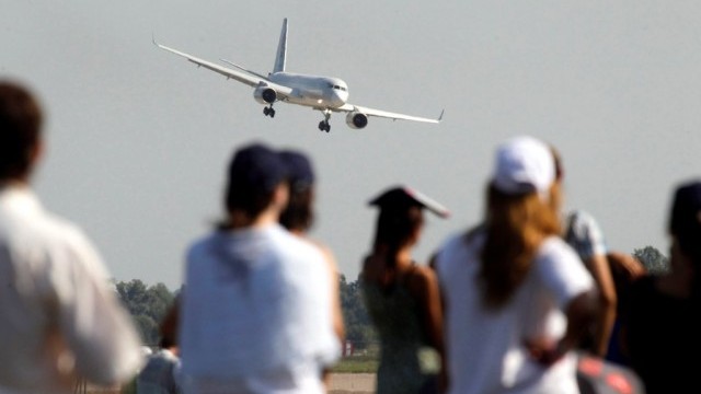 Авиокомпании ще увеличават цените на билетите заради поскъпването на течните