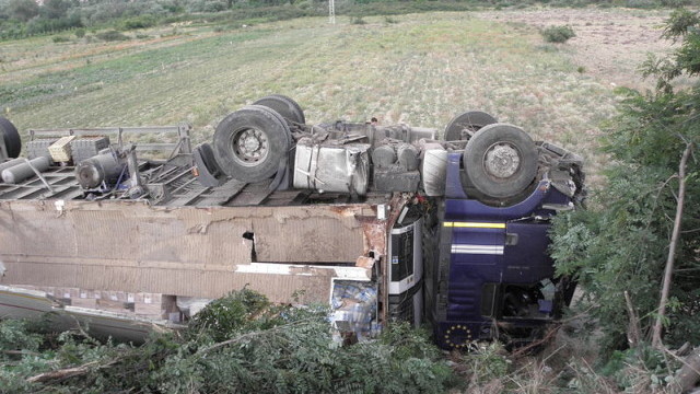 Камион катастрофира между Ягода и Тулово съобщиха от полицията в