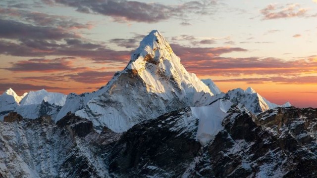 Исторически ден на Еверест Два рекорда бяха поставени за изкачването
