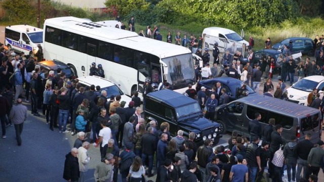 Снимка: Френски ултраси нападнаха автобуса на кандидат за влизане в елита (ВИДЕО)