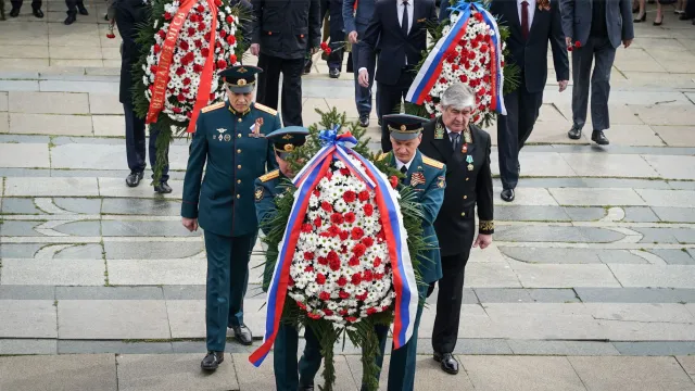 Венци и цветя за Деня на победата в София (СНИМКИ)