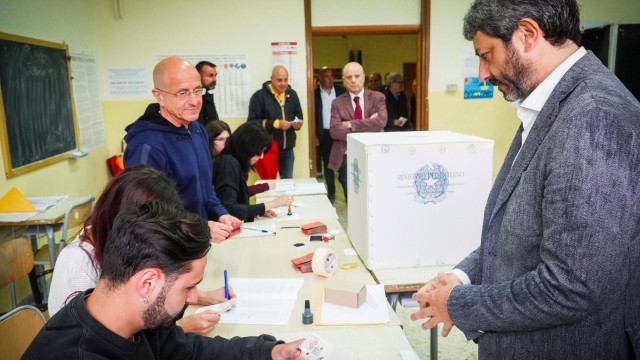Предсрочни парламентарни избори в Италия днес днес започна в 7