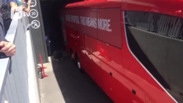 Автобусът на "Ливърпул" заседна (ВИДЕО)