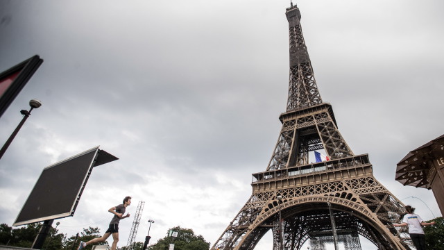 Айфеловата кула в Париж отново отвори врати след 6 дневно затваряне