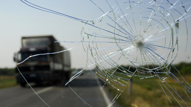Турски тир помете в аварийната лента на магистрала  Тракия спрял бус