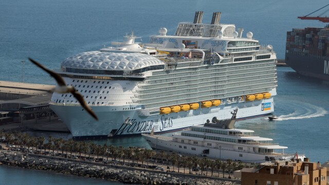 Най-големият круизен кораб в света акостира в испанския курорт Коста
