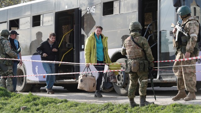 Около сто цивилни са евакуирани от обсадения завод Азовстал в