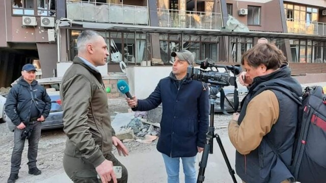 Журналистът на bTV Стоян Георгиев и операторът Александър Осиченко през