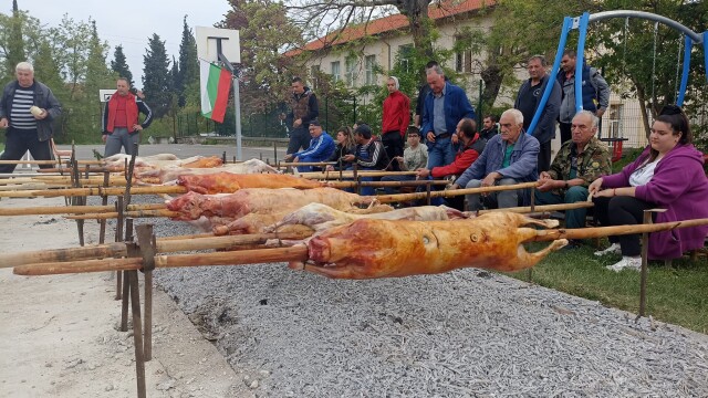Десетки чевермета се въртят в центъра на село Паталеница по