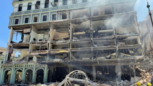 Най-малко четирима души са загинали, след като експлозия събори част