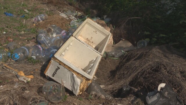 Отново тонове отпадъци плуват в река Искър Повече от година