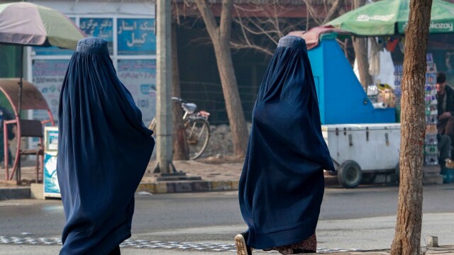 Ръководството на талибаните нареди на всички афганистанки да ходят с