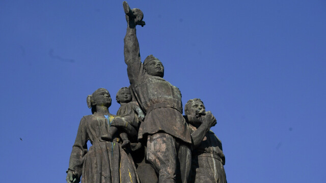 Рано сутринта едната от фигурите на паметника на Съветската армия