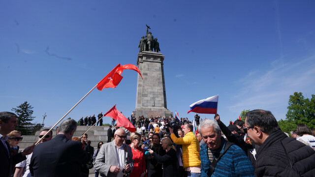 Отново имаше напрежение пред Паметника на съветската армия (ПСА) днес.