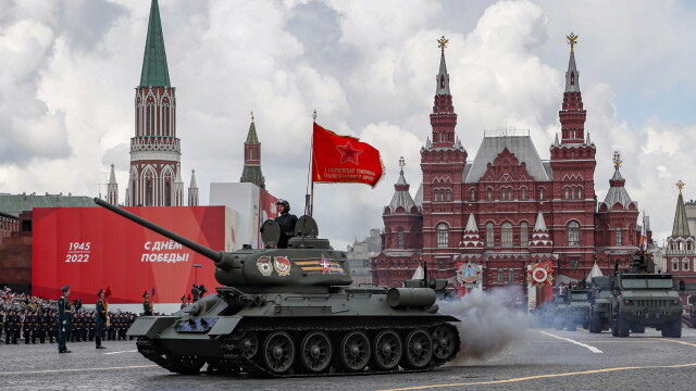Най новата руска военна техника премина по Червения площад в Москва