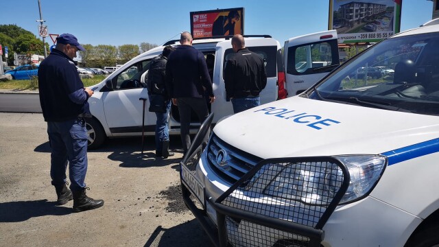 Акция на икономическа полиция в Бургас. Проверява се кола, свързана