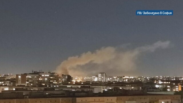 Среднощен пожар в София - пламъци обхванаха жилищна сграда в