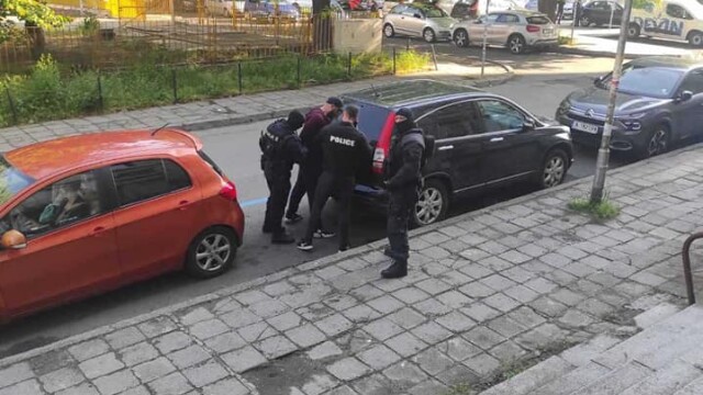 Полицията в Бургас задържа 38-годишен мъж, забил кирки в два