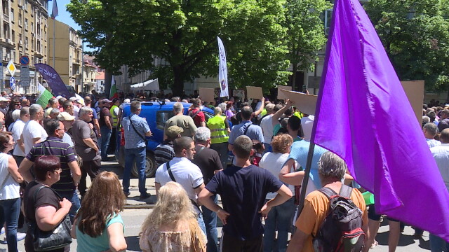 Служители на ТЕЦ Марица 3 Димитровград протестираха в столицата