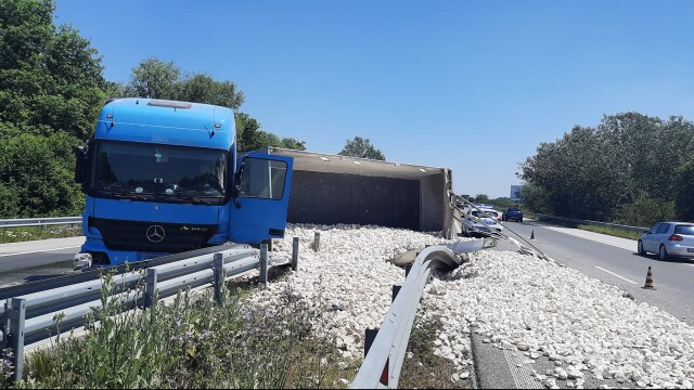 Тежкотоварен камион се преобърна в района на км 138 на