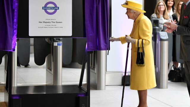 Кралица Елизабет II с изненадващо посещение на лондонското метро. 96-годишната