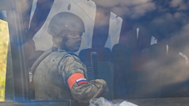 Украинските войници, които с месеци защитаваха стоманодобивния комбинат Азовстал ще