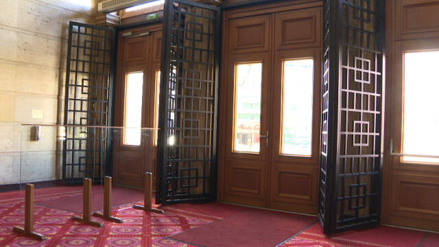 Решетките на вратите на парадния вход на парламента са махнати.