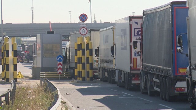 Стотици хладилни камиони задръстиха входа на България при Капитан Андреево