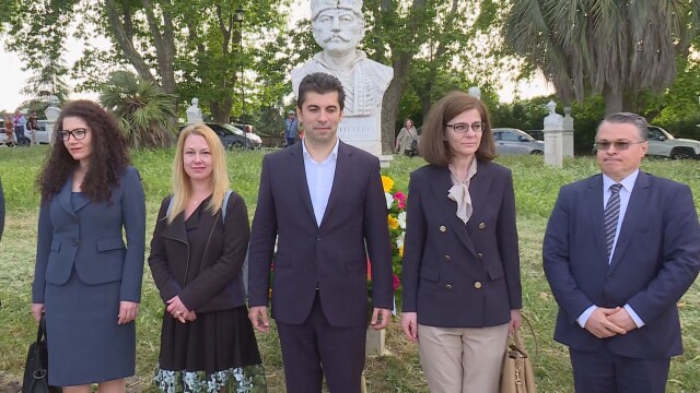 Премиерът Кирил Петков, придружен от съпругата си и четирима министри,