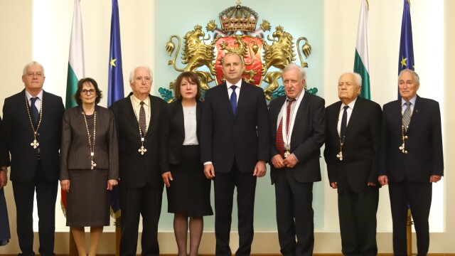 Президентът Румен Радев удостои с висши държавни отличия шестима изтъкнати