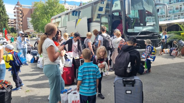 Започна преместването на украински бежанци от хотели в Слънчев бряг.600