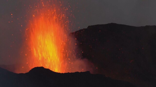 Етна отново се пробуди с мощно изригване (ВИДЕО)