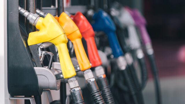Плахо поевтиняване в цените на основните горива прогнозираха експерти пред