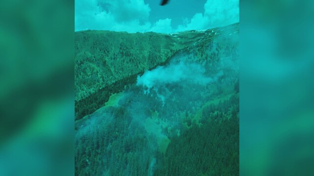 Хеликоптер се включил в гасенето на пожарите в парк Рила