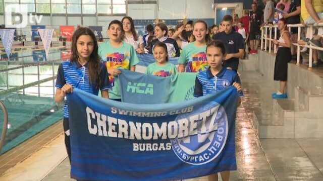 600 деца се впуснаха в плувния турнир "Златоперки"