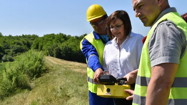 Нинова присъства на дистанционно роботизирано почистване на язовири