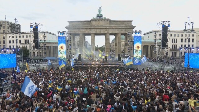 Хиляди се събраха в неделя вечерта в центъра на Берлин