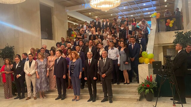 Президентът Румен Радев и съпругата му Десислава Радева посрещат над