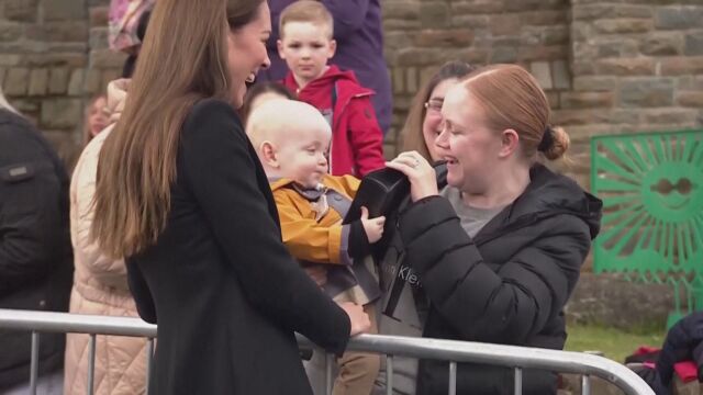 Принцесата на Уелс позволи на бебе да разгледа отблизо дамската