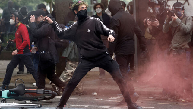 Нови остри сблъсъци във Франция между демонстранти и полиция 13