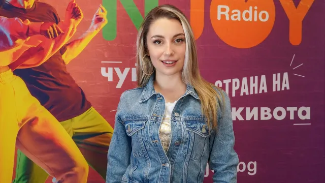 Михаела Маринова представи новата си песен по радио N-JOY